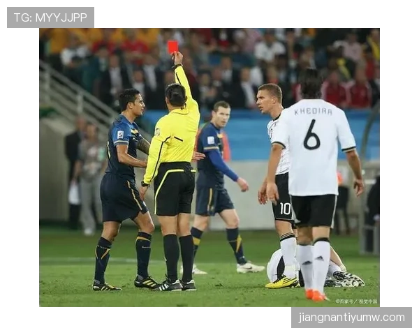 裁判出牌标准全面拆解：哪些动作必黄牌或红牌？