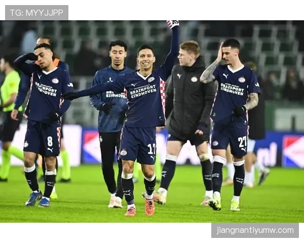 巴黎圣日耳曼更衣室矛盾加剧，战术混乱影响赛季走势